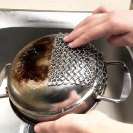 鑄鐵平底鍋套裝，套裝含(1pc 10吋單柄煎鍋+1pc 特大號不銹鋼刷鍋網鏈)，10吋單柄煎鍋，可於家用及户外露營用， 特大號不銹鋼刷鍋網鏈，可於清潔廚房煮食用具、餐具及杯子