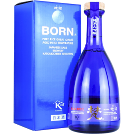 梵地球 純米大吟釀 500ml禮盒裝 梵地球選用了小木塞作酒塞設計 味道果香華麗 米味溫和香醇 層次感豐富 餘韻悠長 旨味芳醇 微辛口 清爽順喉 不論冷凍單飲或配搭生蠔 海鮮 壽司 或刺身一同享用都十分合適 日本製造 平行進口貨品  Born Earth  Junmai Daiginjo 500ml/Gift Box Made in Japan Parallel Import goods