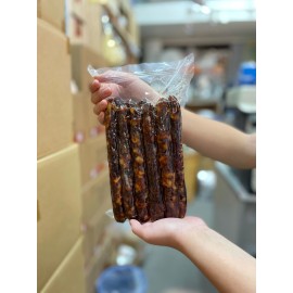 本地老師傅 特製三花潤腸王 600g包裝 (+/−10g) (約 9 - 12條) 入秋必備必食 正所謂秋風起食臘味 三花潤腸王選用優質鴨肝製造 潤腸味道出衆 脆薄腸衣 味道甘香 肉汁香濃 秋風漸漸涼意 真係好想食阿媽臘味小菜 香港製造 Local Master Duck Liver Chinese Sausage 600g/bag (+/−10g) (about 9 to 12pcs) Made in Hong Kong