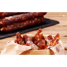 本地老師傅 特製三花潤腸王 600g包裝 (+/−10g) (約 9 - 12條) 入秋必備必食 正所謂秋風起食臘味 三花潤腸王選用優質鴨肝製造 潤腸味道出衆 脆薄腸衣 味道甘香 肉汁香濃 秋風漸漸涼意 真係好想食阿媽臘味小菜 香港製造 Local Master Duck Liver Chinese Sausage 600g/bag (+/−10g) (about 9 to 12pcs) Made in Hong Kong