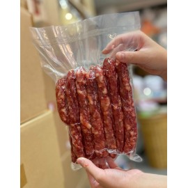 本地老師傅 特製三花臘腸王 600g包裝 (+/−10g) (約10 - 12條) 入秋必備必食 正所謂秋風起食臘味 三花臘腸王選用優質豬肉製造 臘腸味道出衆 脆薄腸衣 味道甘香 肉汁香濃 秋風漸漸涼意 真係好想食阿媽臘味小菜 香港製造 Local Master Smoked Sweet Pork Chinese Sausage 600g/bag (+/−10g) (about 10 to 12pcs) Made in Hong Kong