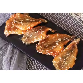 滋味黃花魚乾 (蜜汁原味) 100g包裝 (+/-8g) 鮮甜黃花魚 加入芝麻 蜜汁 入口即香 口感鮮美 好食又過癮 讓您在品嚐時感受到甜蜜的滋味 平行進口產品  Dried Yellow Croaker (Original Honey Flavour) 100g/bag (+/-8g) Parallel import goods