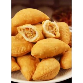 椰蓉酥角 155g獨立小包裝 (+/−8g) (約 11-12粒) 新年必嘗的美味 中國傳統的酥皮點心 小小的三角形象徵著三角財 意味著財源廣進 財運亨通 顏色是金黃色代表著金玉滿堂 吉祥如意 代表著熱情和活力 它的名字寓意著新年的祝福和喜悅 平行進口產品  Coconut Crispy 155g/Bag (+/−8g) (about 11 to 12pcs) Parallel import goods