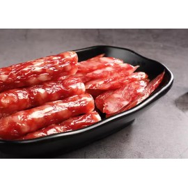 本地老師傅 特製三花臘腸王 600g包裝 (+/−10g) (約10 - 12條) 入秋必備必食 正所謂秋風起食臘味 三花臘腸王選用優質豬肉製造 臘腸味道出衆 脆薄腸衣 味道甘香 肉汁香濃 秋風漸漸涼意 真係好想食阿媽臘味小菜 香港製造 Local Master Smoked Sweet Pork Chinese Sausage 600g/bag (+/−10g) (about 10 to 12pcs) Made in Hong Kong