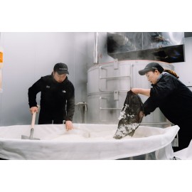 Ohmine 大嶺酒造 2粒米 火入山田錦 720ml禮盒裝 IWC2023 銀獎 味道甜美像白桃一樣的醇厚香氣 適合配搭刺身 壽司 白身魚等比較鮮味食物的餐中酒  使用弁天池的湧泉水釀酒 配合精米出品帶有濃醇的果香 酒體呈清澈透明狀 入口順喉幼滑  日本製造 平行進口貨品  Ohmine 2grain Yamada Nishiki 720ml/Gift Box Made in Japan Parallel Import goods