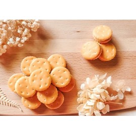 牛奶牛軋小圓餅 300g小熊仔盒裝 (+/−8g) 手工製作 大大盒 超低食 不黏牙 濃郁牛奶夾心與酥脆餅乾在口中碰撞 每一口都香醇美味 一口接一塊 搭配小熊盒仔 好睇又好食 送禮都非常適合 平行進口產品  Milk Nougat Round Biscuits 300g/Little Bear Box (+/−8g) Parallel import goods