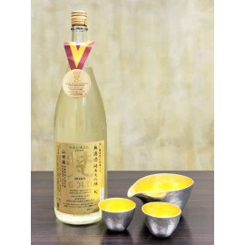梵 Gold 無濾過 純米大吟釀 720ml瓶裝 未經過濾的純米大吟釀的生酒是在-10°C的冰溫下陳化長達1年 在出廠前已進行熱處理 熟成過後的金黃色酒液 美妙的淺金色 清澈的氣味以及清爽而濃郁的味道 淡花香及梨子香氣味道 酒質圓潤 日本製造 平行進口貨品  Born Gold Unfiltered Junmai Daiginjo 720ml/Bottle Made in Japan Parallel Import goods