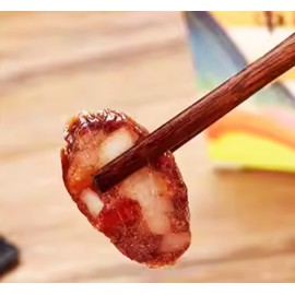 本地老師傅 特製三花潤腸王 600g包裝 (+/−10g) (約 9 - 12條) 入秋必備必食 正所謂秋風起食臘味 三花潤腸王選用優質鴨肝製造 潤腸味道出衆 脆薄腸衣 味道甘香 肉汁香濃 秋風漸漸涼意 真係好想食阿媽臘味小菜 香港製造 Local Master Duck Liver Chinese Sausage 600g/bag (+/−10g) (about 9 to 12pcs) Made in Hong Kong