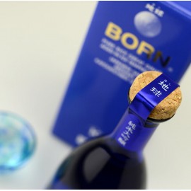 梵地球 純米大吟釀 500ml禮盒裝 梵地球選用了小木塞作酒塞設計 味道果香華麗 米味溫和香醇 層次感豐富 餘韻悠長 旨味芳醇 微辛口 清爽順喉 不論冷凍單飲或配搭生蠔 海鮮 壽司 或刺身一同享用都十分合適 日本製造 平行進口貨品  Born Earth  Junmai Daiginjo 500ml/Gift Box Made in Japan Parallel Import goods