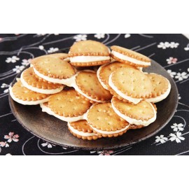 牛奶牛軋小圓餅 300g小熊仔盒裝 (+/−8g) 手工製作 大大盒 超低食 不黏牙 濃郁牛奶夾心與酥脆餅乾在口中碰撞 每一口都香醇美味 一口接一塊 搭配小熊盒仔 好睇又好食 送禮都非常適合 平行進口產品  Milk Nougat Round Biscuits 300g/Little Bear Box (+/−8g) Parallel import goods