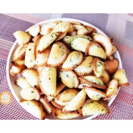 海苔黃金角 150g/包裝(+/−5g) 清香爽脆的純手工小吃 小小的金色角 寓意金玉滿堂 大吉大利 它的口感酥脆 一口一個 讓您停不下來 和您的親友享受傳統的滋味和寓意 休閒零食 理想的送禮選擇 感受到您的心意和祝福 平行進口產品  Seaweed Golden Biscuits 150g/Bag(+/−5g) Parallel import goods