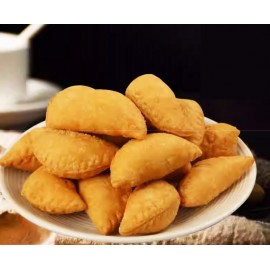 椰蓉酥角 155g獨立小包裝 (+/−8g) (約 11-12粒) 新年必嘗的美味 中國傳統的酥皮點心 小小的三角形象徵著三角財 意味著財源廣進 財運亨通 顏色是金黃色代表著金玉滿堂 吉祥如意 代表著熱情和活力 它的名字寓意著新年的祝福和喜悅 平行進口產品  Coconut Crispy 155g/Bag (+/−8g) (about 11 to 12pcs) Parallel import goods