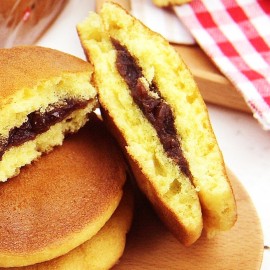 日吉製菓 直燒紅豆銅鑼燒 300g包裝 (5個裝) 日本和菓子點心之一 外有軟綿綿鬆餅 內有粒粒紅豆內餡 香濃飽滿 紅豆甜蜜可口 口感綿密濕潤 無敵不敗甜點 日本製造 平行進口貨品  Hiyoshi Red Bean Dorayaki Cake 300g/bag (5pcs) Made in Japan Parallel Import goods