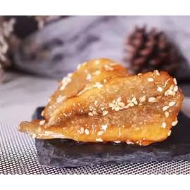 滋味黃花魚乾 (蜜汁原味) 100g包裝 (+/-8g) 鮮甜黃花魚 加入芝麻 蜜汁 入口即香 口感鮮美 好食又過癮 讓您在品嚐時感受到甜蜜的滋味 平行進口產品  Dried Yellow Croaker (Original Honey Flavour) 100g/bag (+/-8g) Parallel import goods