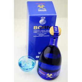 梵地球 純米大吟釀 500ml禮盒裝 梵地球選用了小木塞作酒塞設計 味道果香華麗 米味溫和香醇 層次感豐富 餘韻悠長 旨味芳醇 微辛口 清爽順喉 不論冷凍單飲或配搭生蠔 海鮮 壽司 或刺身一同享用都十分合適 日本製造 平行進口貨品  Born Earth  Junmai Daiginjo 500ml/Gift Box Made in Japan Parallel Import goods