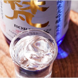 梵 吟撰 純米大吟釀  720ml禮盒裝 這款清酒原是酒造因日本皇室愛子公主誕生的特別製作酒款 吟撰的味道像是在平穩的香味中帶著一絲如葡萄和柚子般輕微苦澀的辛口酒 味道散發著熟成酒獨特的沉穩香氣 口感滑順 米味溫和 餘韻悠長 日本製造 平行進口貨品  Born Ginsen Special Junmai Daiginjo 720ml/Gift Box Made in Japan Parallel Import goods