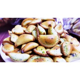 海苔黃金角 150g/包裝(+/−5g) 清香爽脆的純手工小吃 小小的金色角 寓意金玉滿堂 大吉大利 它的口感酥脆 一口一個 讓您停不下來 和您的親友享受傳統的滋味和寓意 休閒零食 理想的送禮選擇 感受到您的心意和祝福 平行進口產品  Seaweed Golden Biscuits 150g/Bag(+/−5g) Parallel import goods