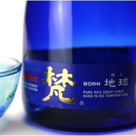 梵地球 純米大吟釀 500ml禮盒裝 梵地球選用了小木塞作酒塞設計 味道果香華麗 米味溫和香醇 層次感豐富 餘韻悠長 旨味芳醇 微辛口 清爽順喉 不論冷凍單飲或配搭生蠔 海鮮 壽司 或刺身一同享用都十分合適 日本製造 平行進口貨品  Born Earth  Junmai Daiginjo 500ml/Gift Box Made in Japan Parallel Import goods