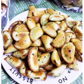 海苔黃金角 150g/包裝(+/−5g) 清香爽脆的純手工小吃 小小的金色角 寓意金玉滿堂 大吉大利 它的口感酥脆 一口一個 讓您停不下來 和您的親友享受傳統的滋味和寓意 休閒零食 理想的送禮選擇 感受到您的心意和祝福 平行進口產品  Seaweed Golden Biscuits 150g/Bag(+/−5g) Parallel import goods