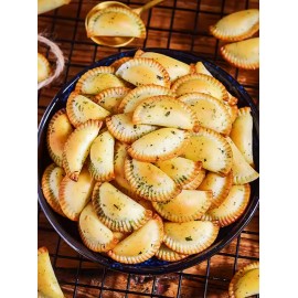 海苔黃金角 150g/包裝(+/−5g) 清香爽脆的純手工小吃 小小的金色角 寓意金玉滿堂 大吉大利 它的口感酥脆 一口一個 讓您停不下來 和您的親友享受傳統的滋味和寓意 休閒零食 理想的送禮選擇 感受到您的心意和祝福 平行進口產品  Seaweed Golden Biscuits 150g/Bag(+/−5g) Parallel import goods