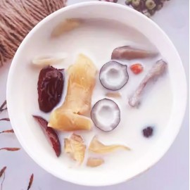 非洲特產海椰皇 BB 200g包裝 (+/−8g) 約32-40粒 熱帶森林的棕櫚樹的果實 其籽小 味道濃香 椰汁水豐潤細滑 營養功效十分顯著 遠勝其它品種的椰子 最上乘的屬非州海椰皇 其以產量少 品質優 效果佳而揚名世界 超級潤肺止咳 四季佳宜 不寒不熱 大人小朋友一樣得 非洲製造 平行進口貨品  African Coconut King BB 200g/Bag (+/−8g) About 32-40pcs Made in Africa Parallel Import goods