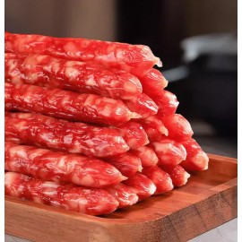 本地老師傅 特製三花臘腸王 600g包裝 (+/−10g) (約10 - 12條) 入秋必備必食 正所謂秋風起食臘味 三花臘腸王選用優質豬肉製造 臘腸味道出衆 脆薄腸衣 味道甘香 肉汁香濃 秋風漸漸涼意 真係好想食阿媽臘味小菜 香港製造 Local Master Smoked Sweet Pork Chinese Sausage 600g/bag (+/−10g) (about 10 to 12pcs) Made in Hong Kong