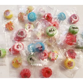 聖誕節造型糖果 150g/罐裝 (約 38-44粒 糖果造型及紅色/綠色罐裝隨機出貨) 可愛聖誕造型糖果 快啲幫小朋友凖備好驚喜 靚靚禮盒包裝 多樣的糖果造型 獨立包裝 乾淨衛生 造型可愛濃濃既節日氣氛 平行進口產品  Christmas Styling Candy Gift Box 150g/Can (Approximately 38-44 candies Candy styles and red/green color box randomly) Parallel import goods